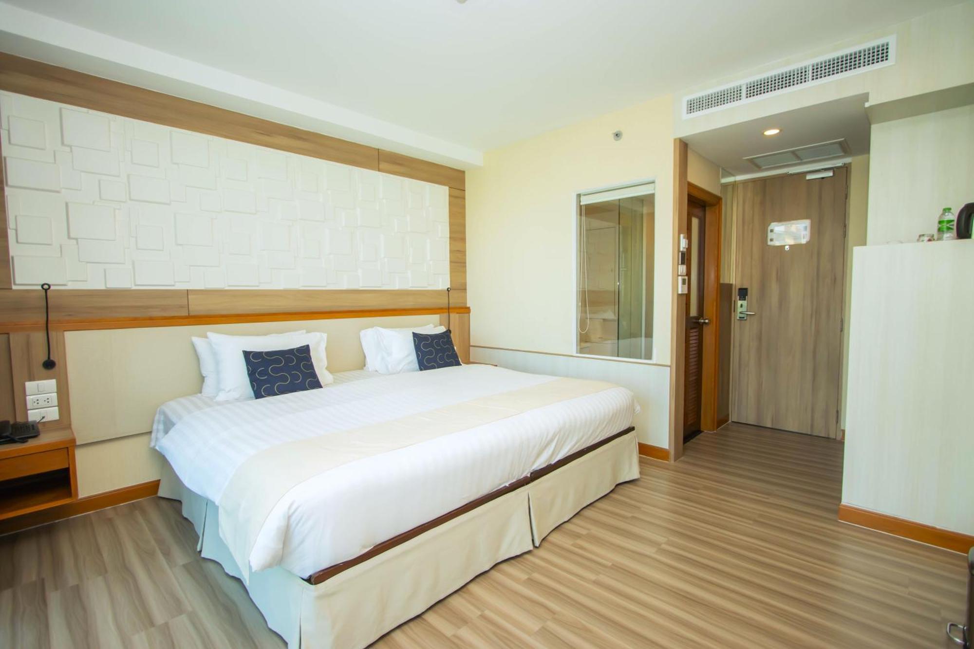 Sira Grande Hotel & Spa Patong Exterior photo